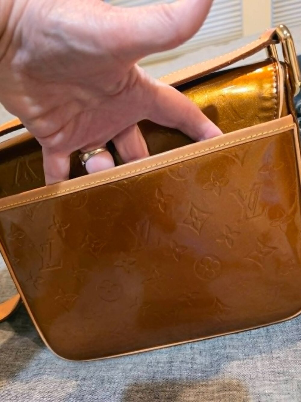 Louis Vuitton Christie Cross body purse - Picture 6 of 14